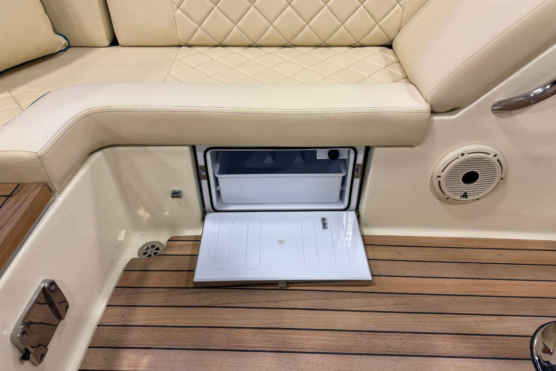 chris-craft-launch-27-aft-lounge