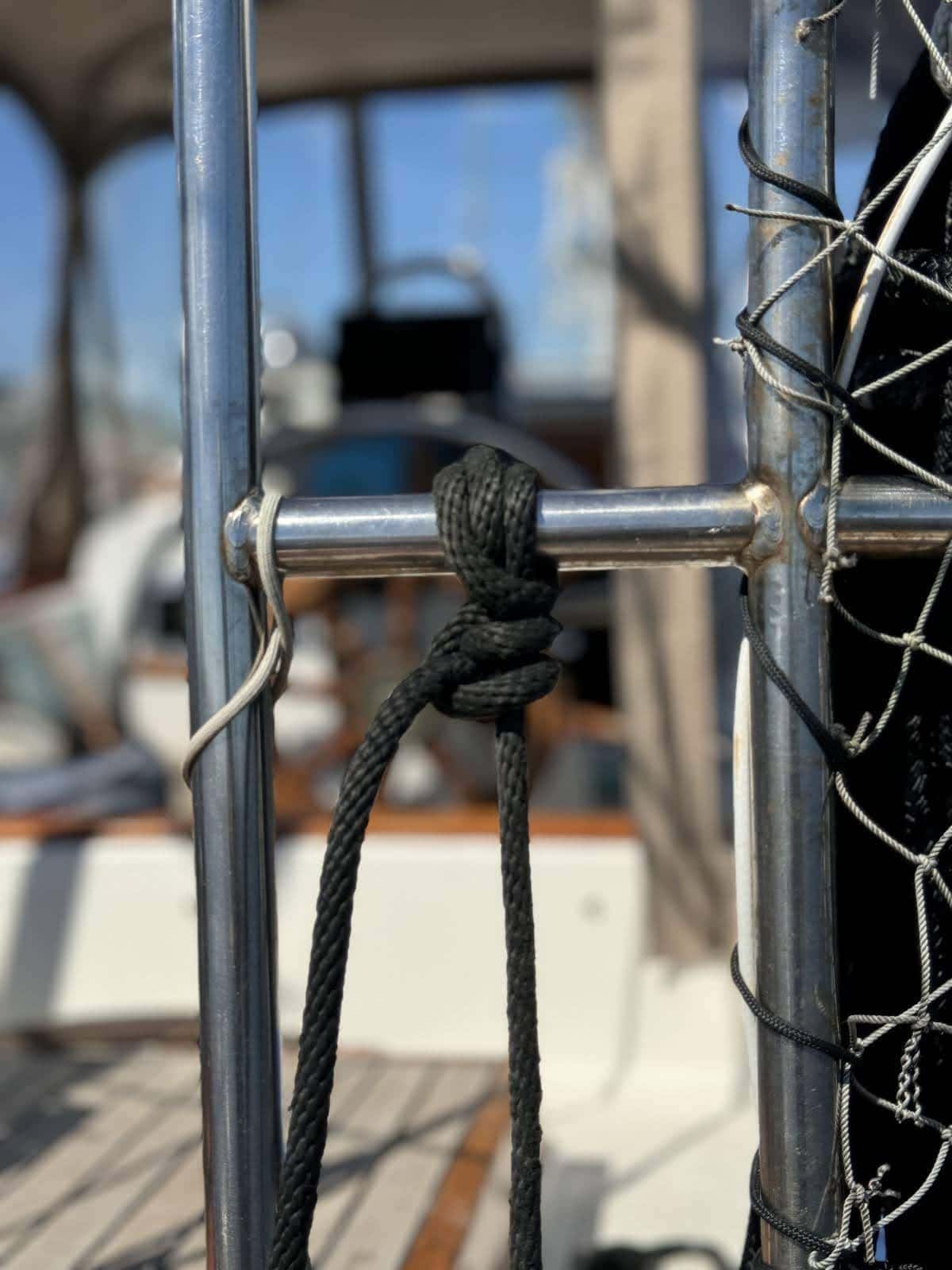 how-to-tie-a-knot-for-a-fender-clove-hitch