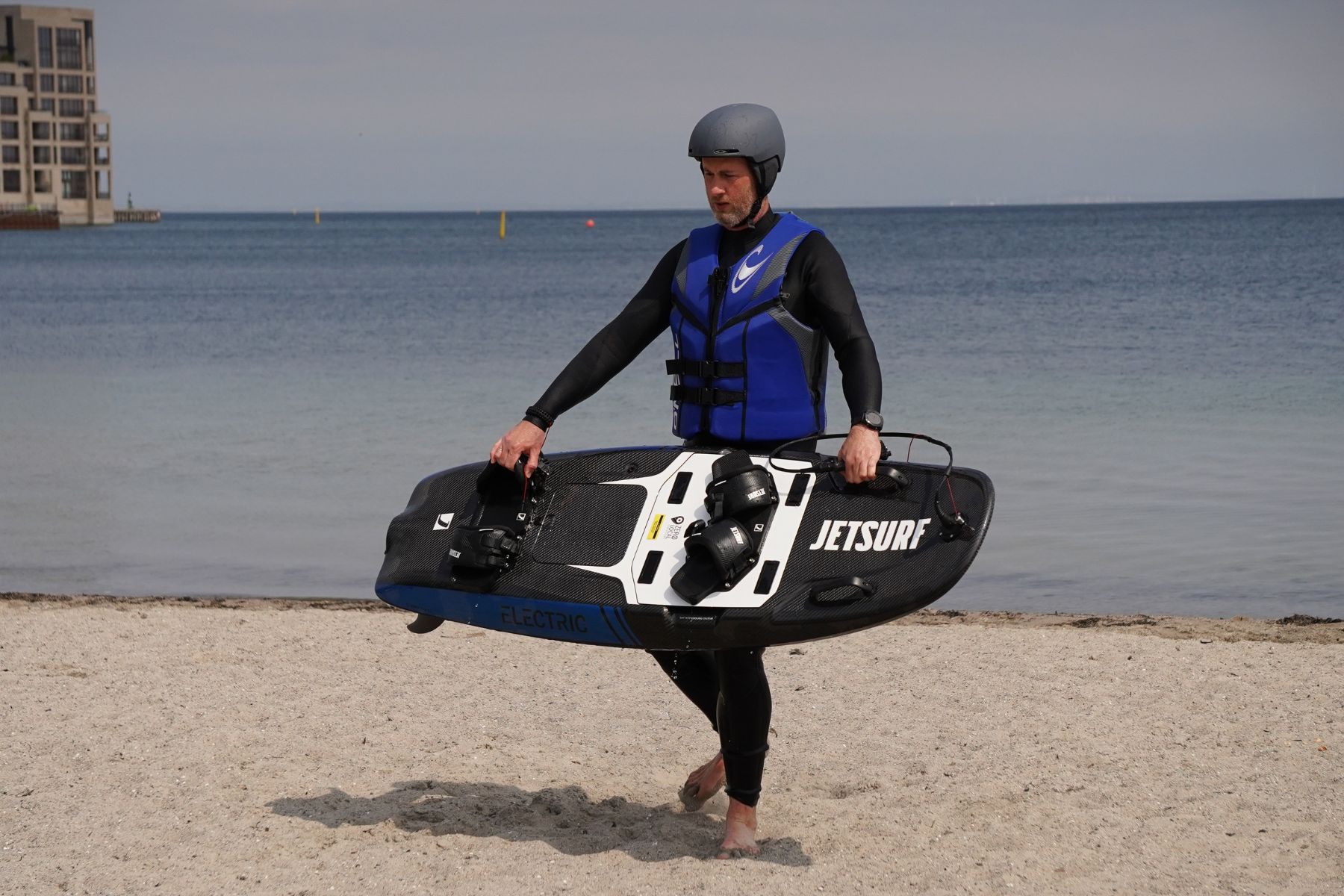 jetsurf-electric-torben-carrying-jetsurf