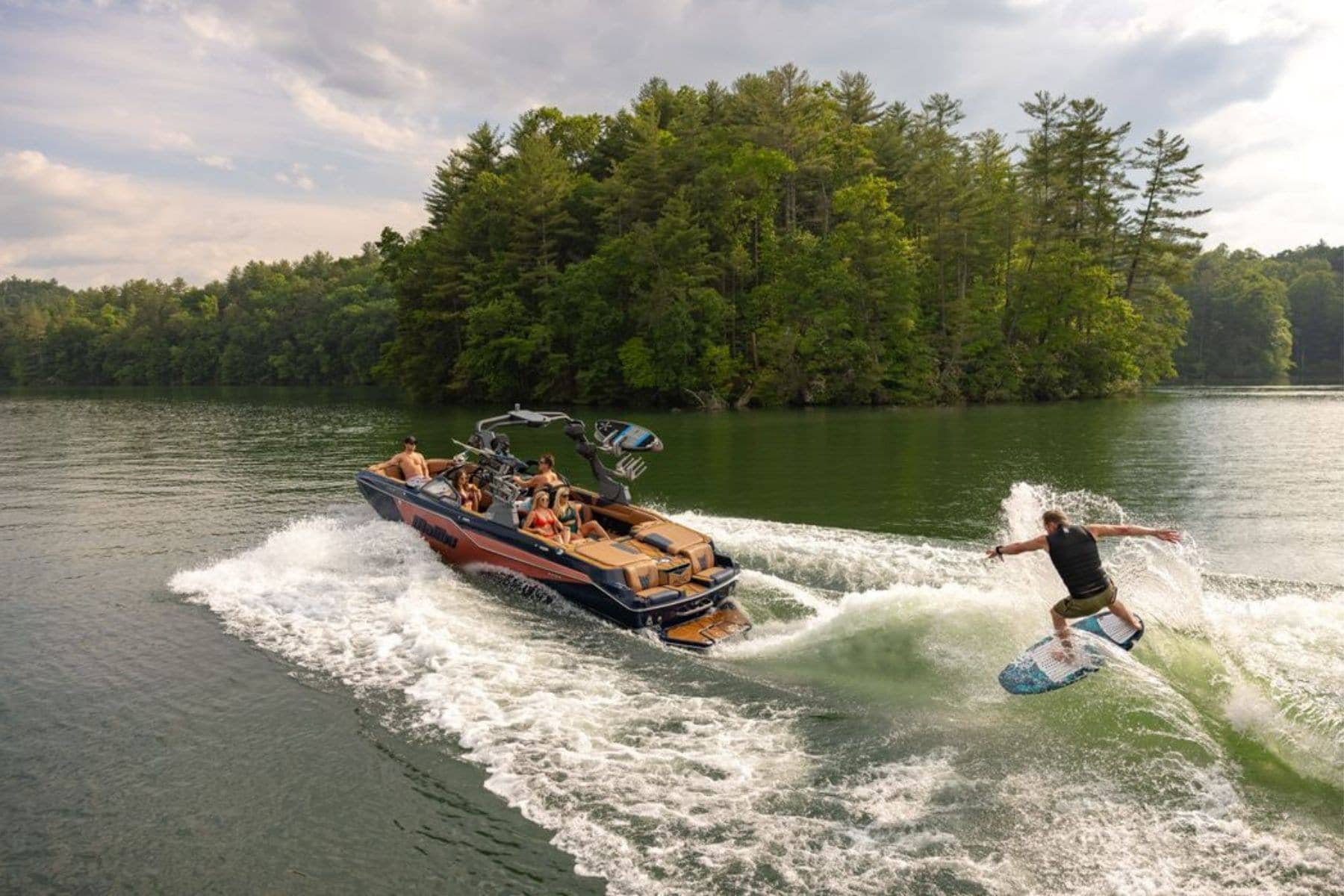 malibu-boats-m242-wakeboarding