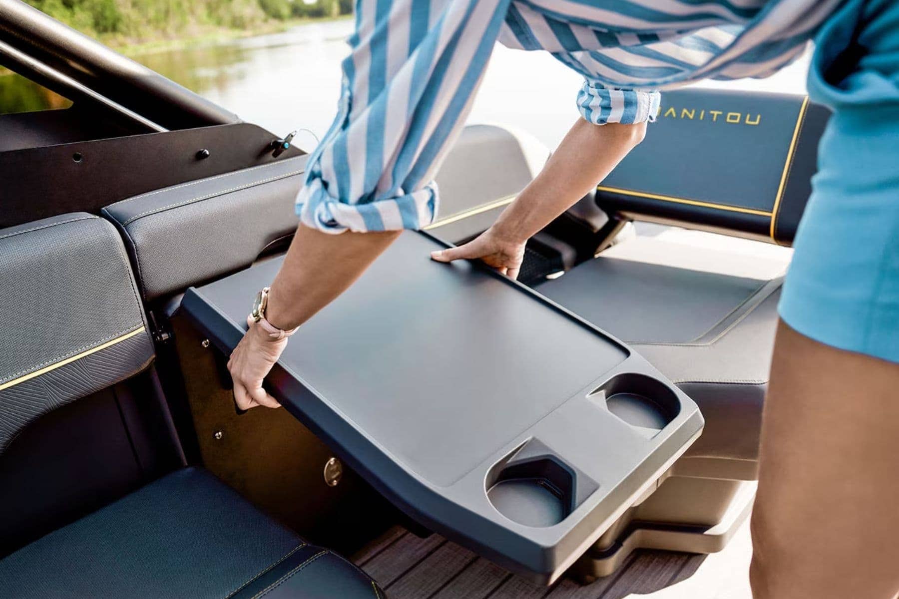 manitou-pontoon-trifold-seat