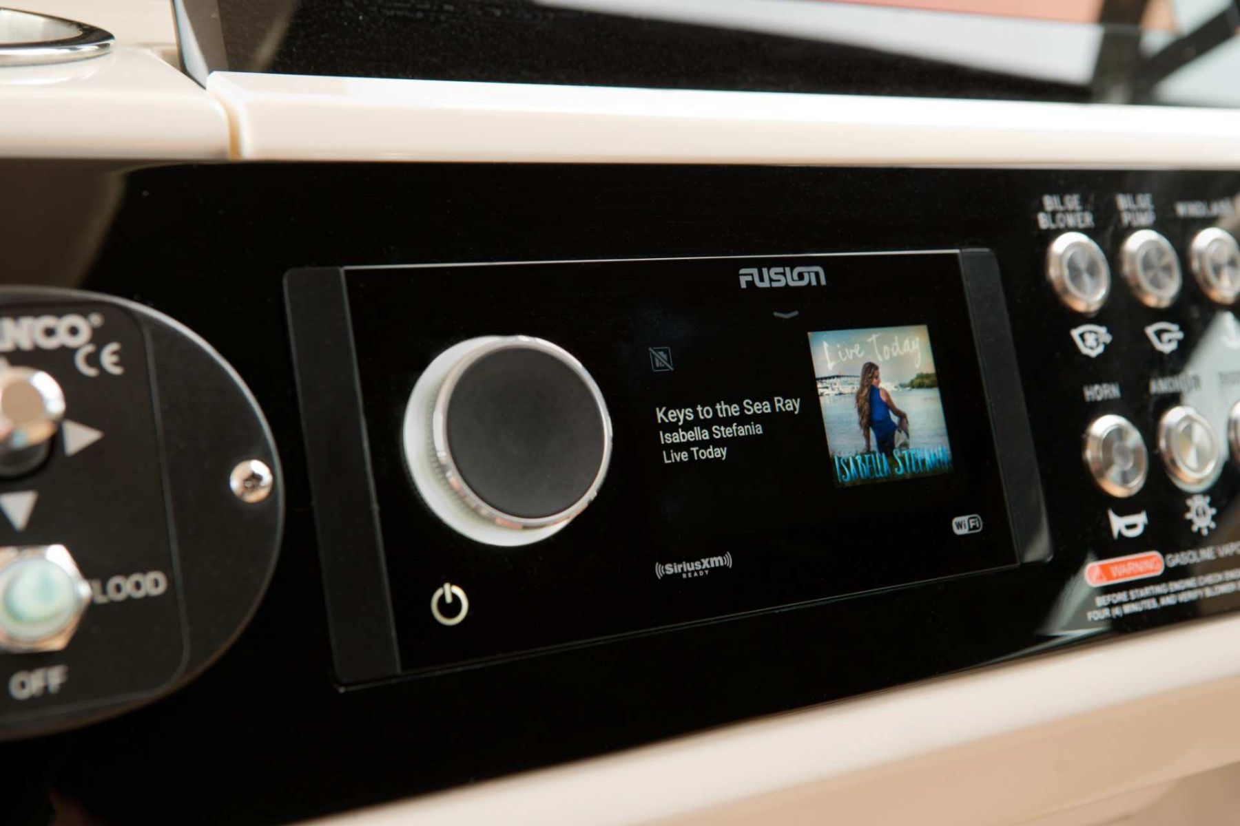 sea-ray-slx-350-audio-system