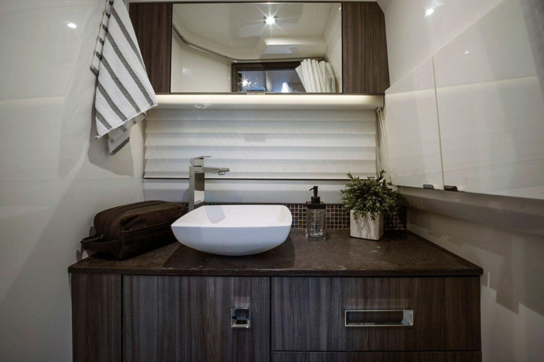 sea-ray-slx-400-ob-cabin-bathroom