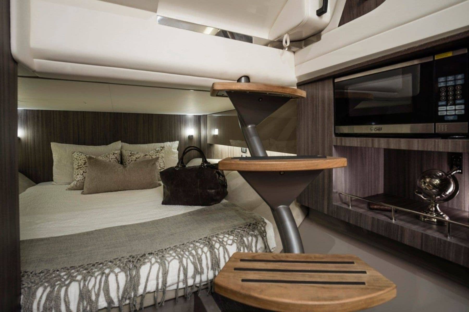sea-ray-slx-400-ob-cabin-room