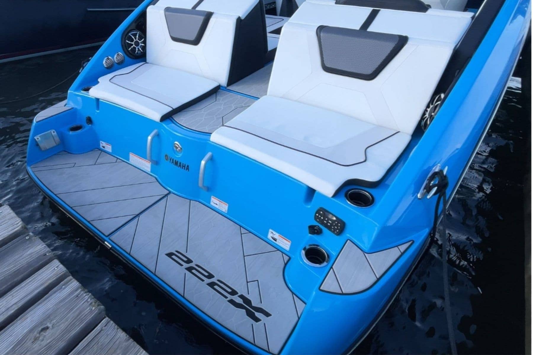 yamaha-222xd-jet-boat-wake-backview
