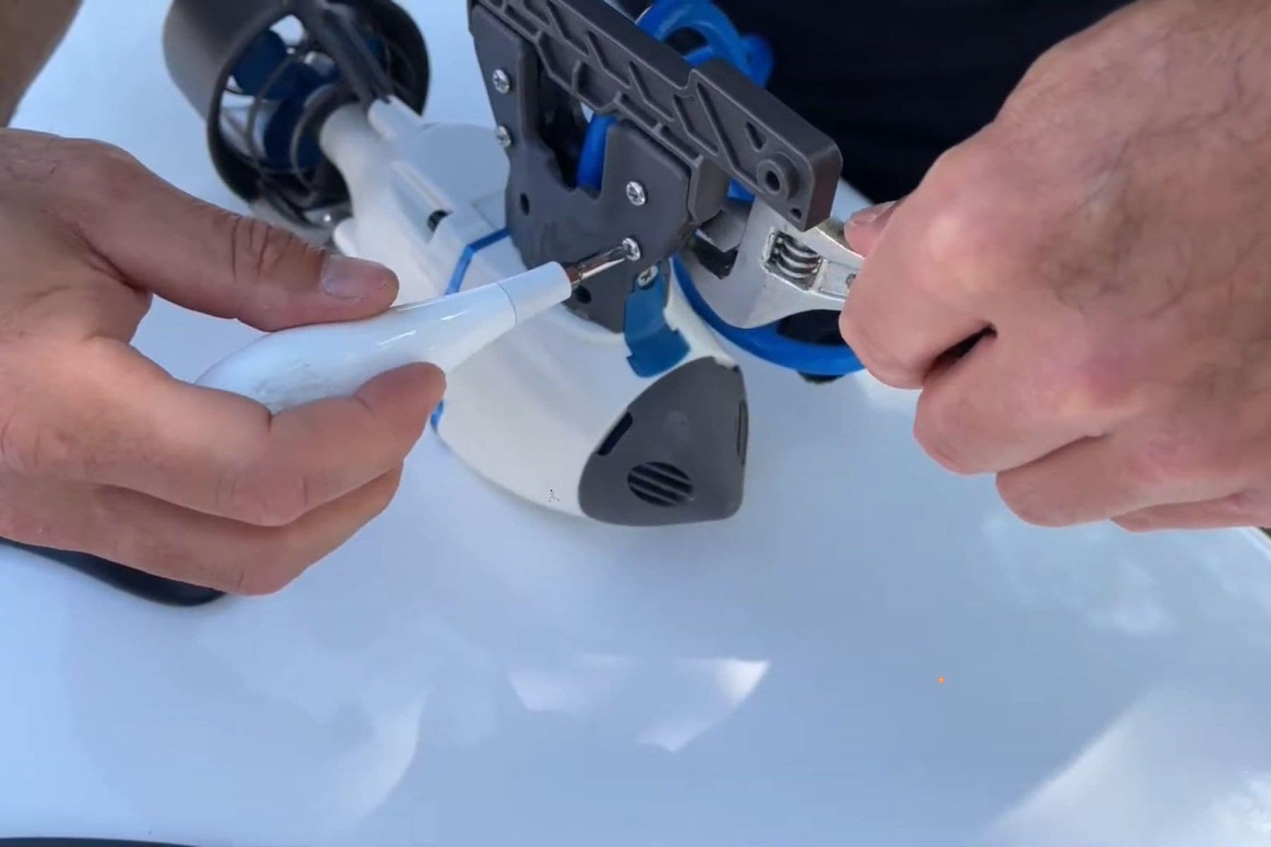 Bixpy Jet J 2 Tightening The Screws