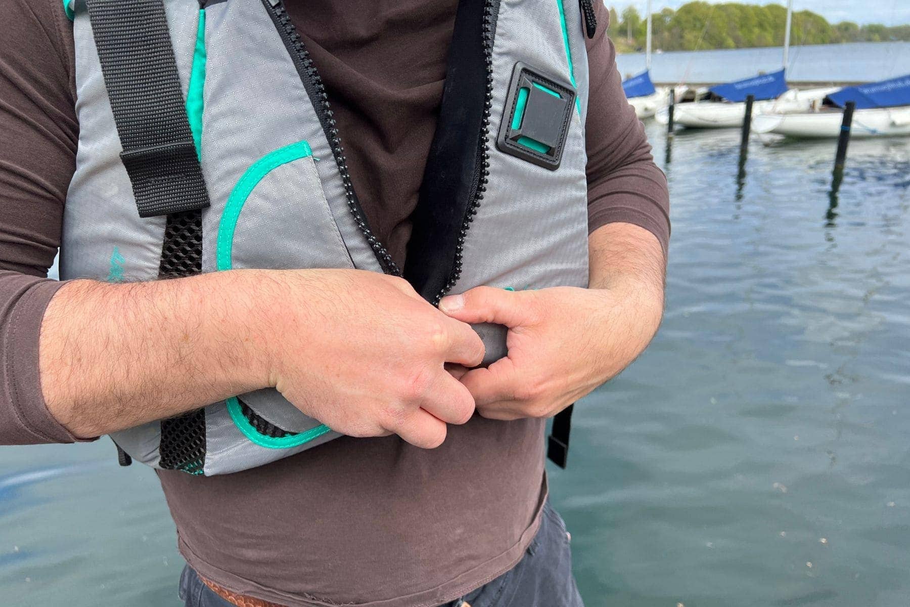 Closing The Onyx Movevent Dynamic Life Vest