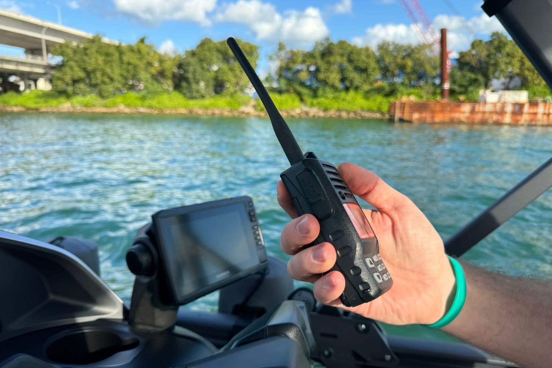 uniden-compact-vhf-radio